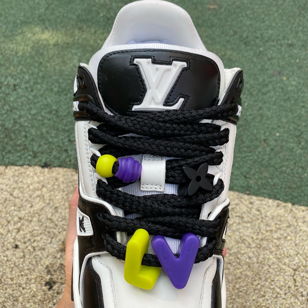 LV TRAINER MAXI black and white